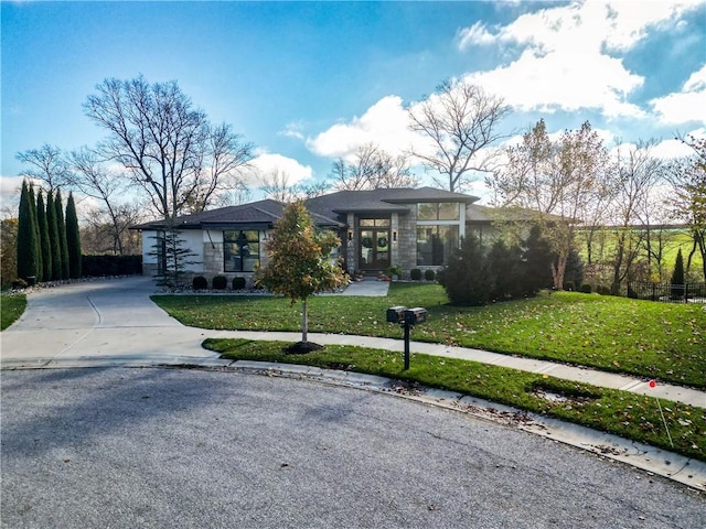 view of front of property featuring a front yard