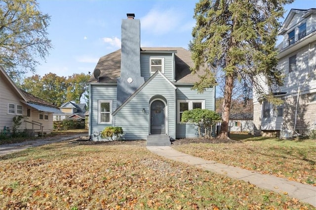 view of front of house with a front lawn