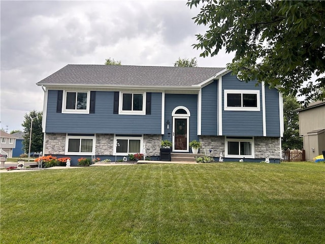 split foyer home with a front yard