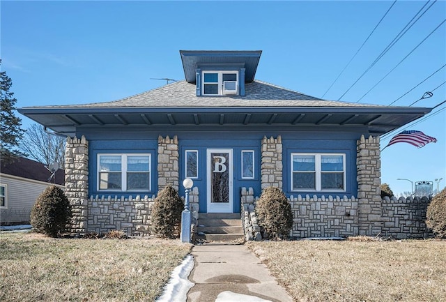 view of front of property featuring a front lawn