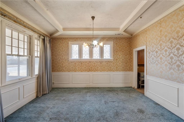 unfurnished room featuring light carpet, a tray ceiling, and a chandelier