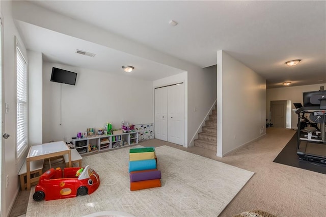 recreation room with carpet flooring