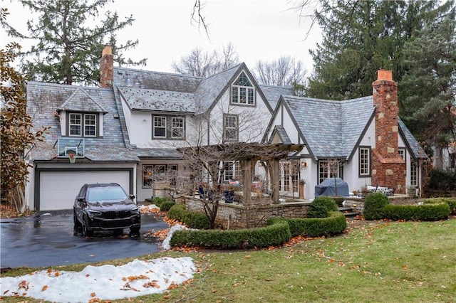 view of front of home featuring a front lawn and a garage