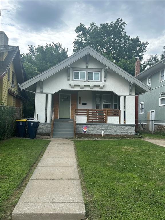 view of front of property featuring a porch and a front yard