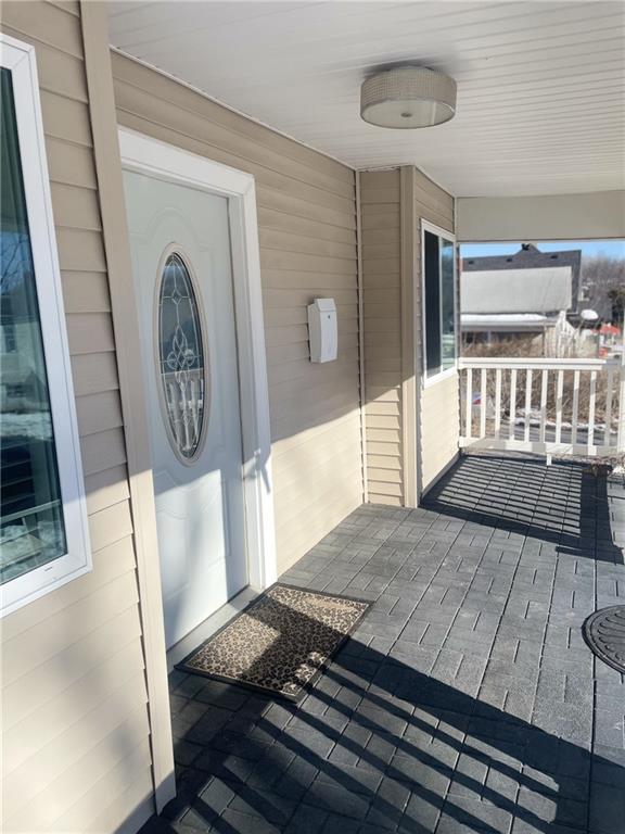 property entrance featuring a porch