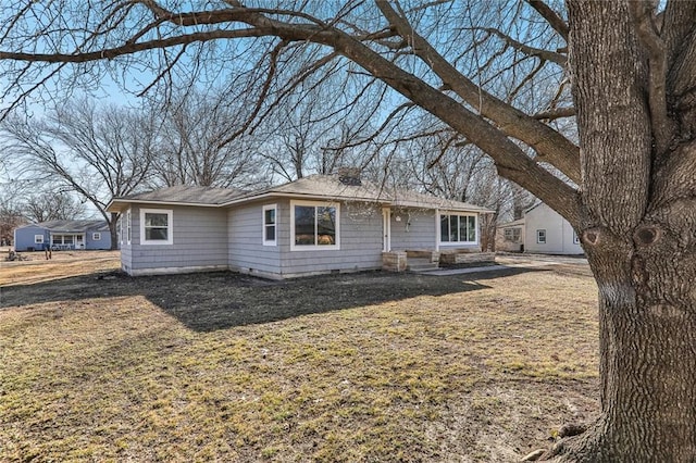 single story home featuring a front lawn