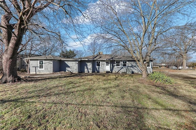 single story home featuring a front lawn