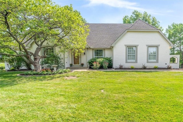 view of front facade featuring a front yard