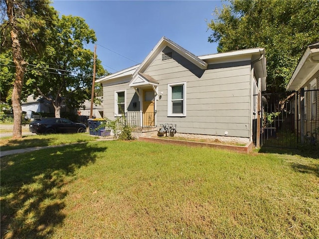 view of front of property featuring a front lawn