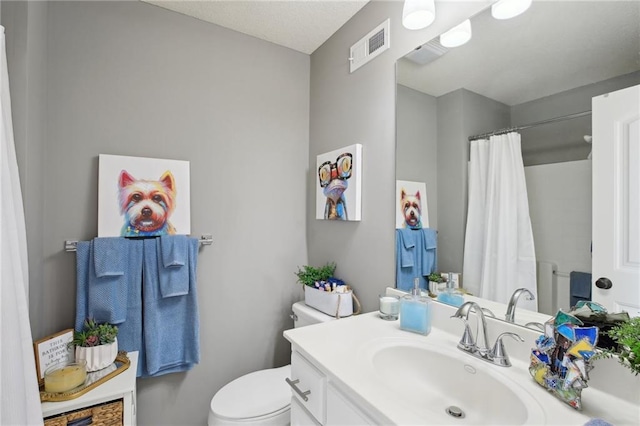 14110 Wingfoot Ct, Basehor, KS 66007 - bathroom featuring a shower with curtain, visible vents, vanity, and toilet