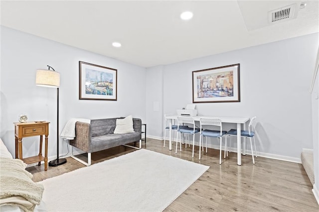 living room featuring baseboards, wood finished floors, visible vents, and recessed lighting