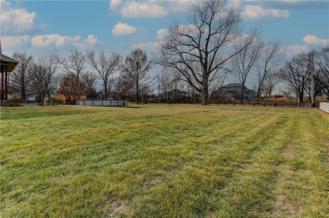 view of yard featuring a swimming pool