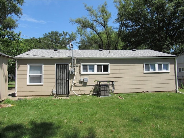 back of house featuring a lawn