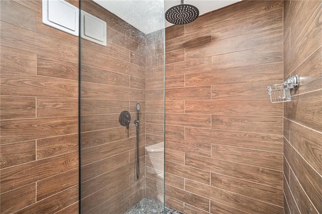 bathroom featuring a tile shower