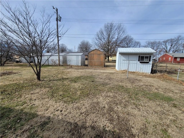 view of yard with an outdoor structure