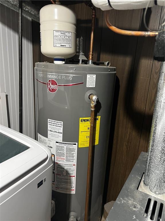 utilities with washer / clothes dryer and gas water heater