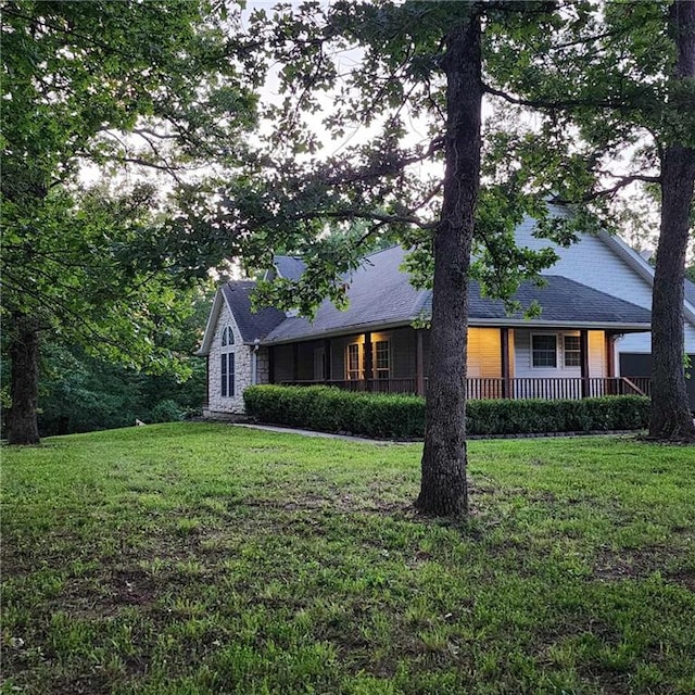 ranch-style house featuring a front yard and covered porch