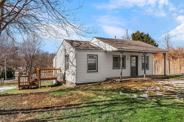 view of front of property featuring a porch and a front lawn