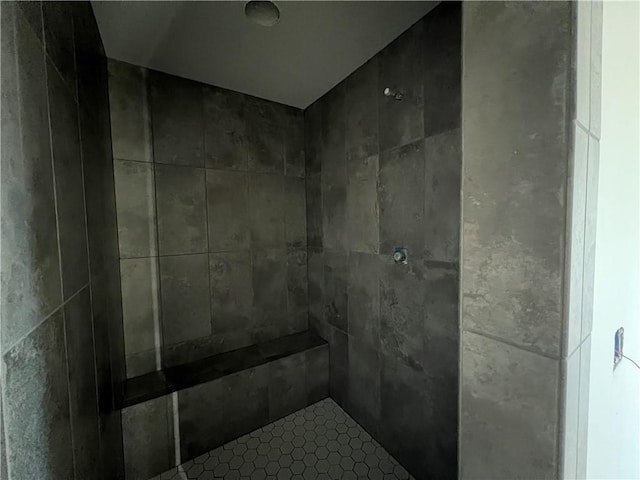 bathroom featuring tiled shower