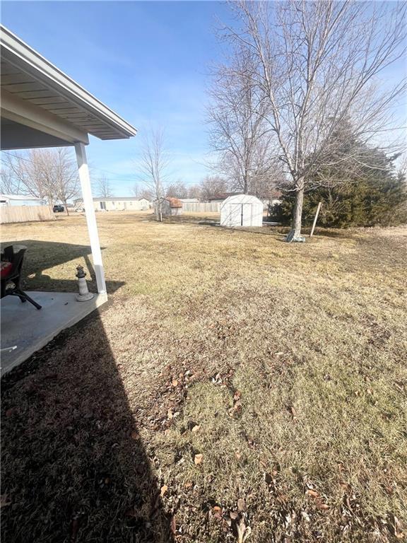 view of yard featuring a storage shed