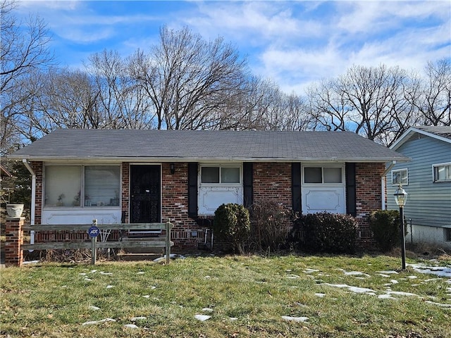 view of front of house featuring a front lawn