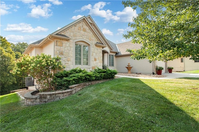 view of front facade with driveway, stucco siding, an attached garage, and a front yard