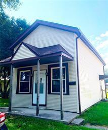 view of front facade featuring covered porch and a front lawn