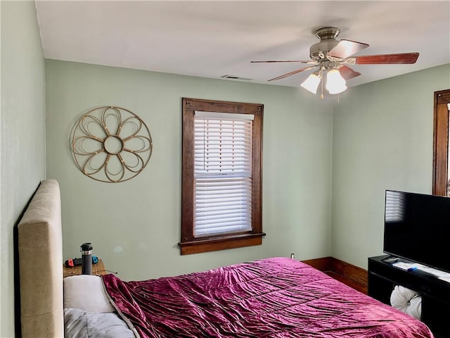 bedroom with ceiling fan