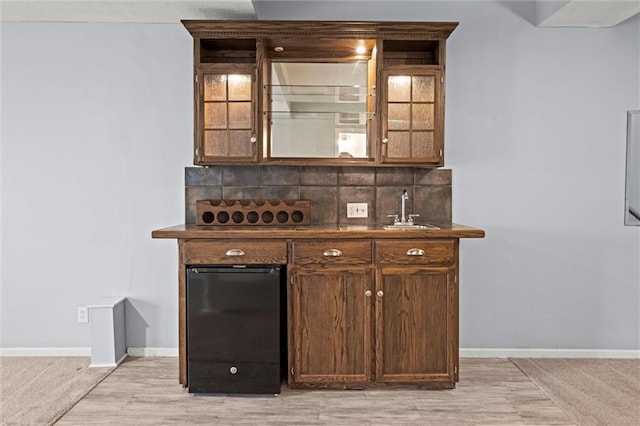 bar featuring backsplash and sink