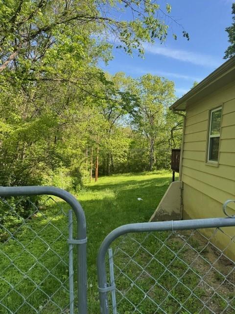8618 E 32nd St, Kansas City, MO 64129 - view of yard