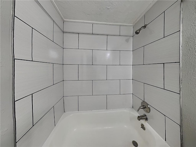 bathroom featuring tiled shower / bath combo