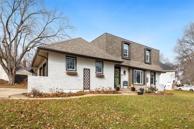 view of front of property featuring a front lawn