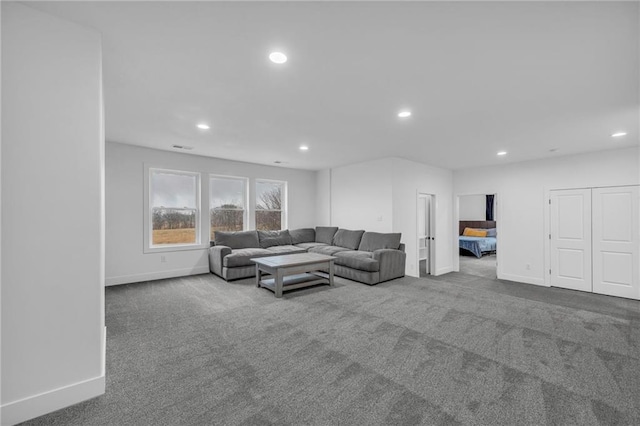 living area with recessed lighting, carpet flooring, and baseboards