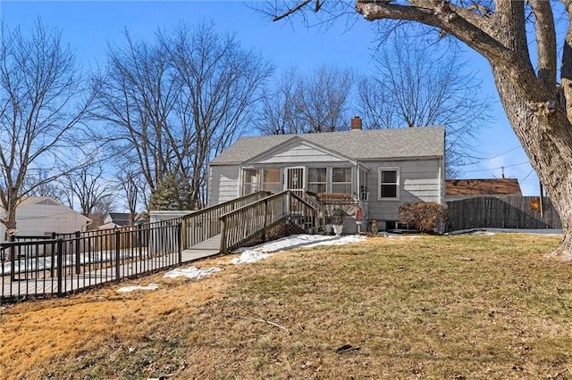 view of front of property featuring a wooden deck and a front lawn