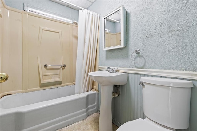 bathroom featuring toilet and shower / tub combo