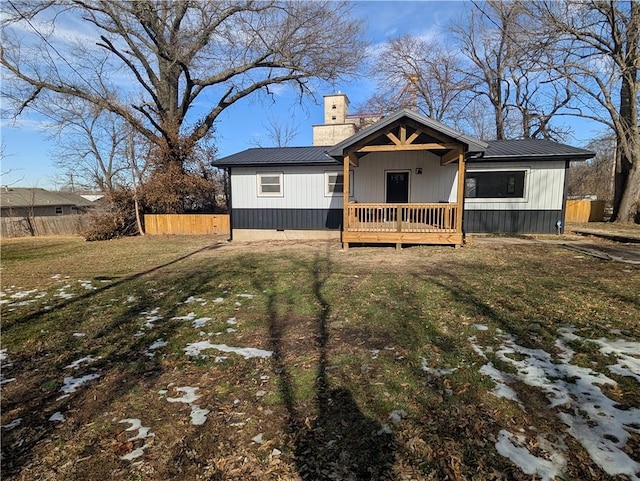 view of front facade featuring a front yard and a porch