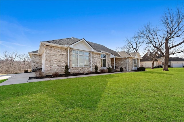 view of front of home featuring a front lawn