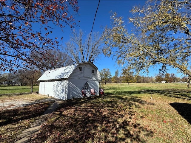 view of yard with an outbuilding