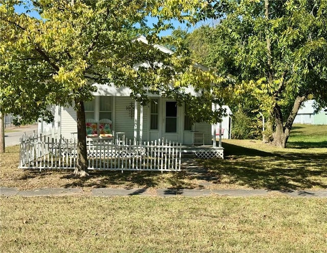 view of front facade with a front lawn