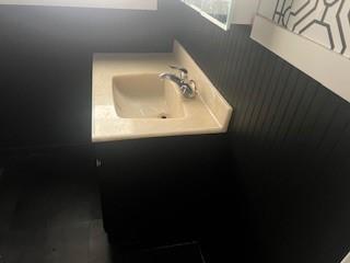 bathroom featuring sink