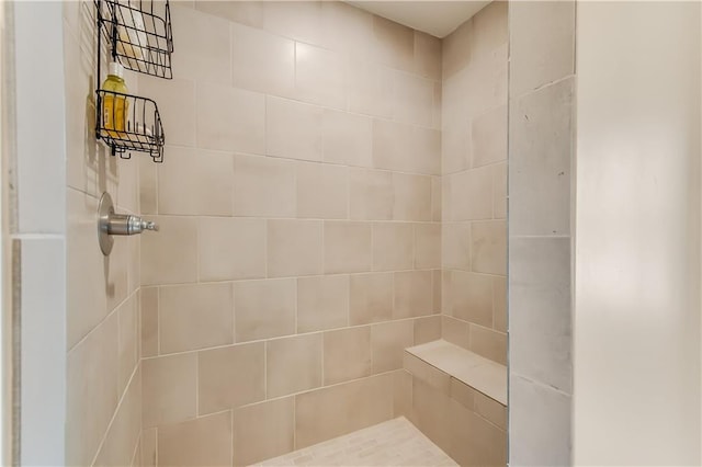 bathroom featuring a tile shower