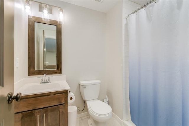 bathroom with vanity, curtained shower, and toilet