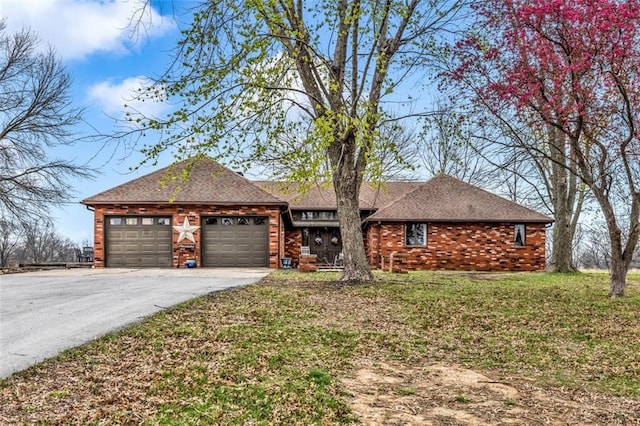 view of front of property featuring a garage and a front yard