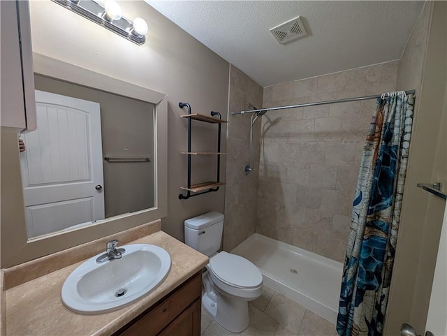 bathroom featuring a shower with curtain, vanity, toilet, and a textured ceiling