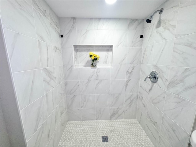 bathroom featuring a tile shower