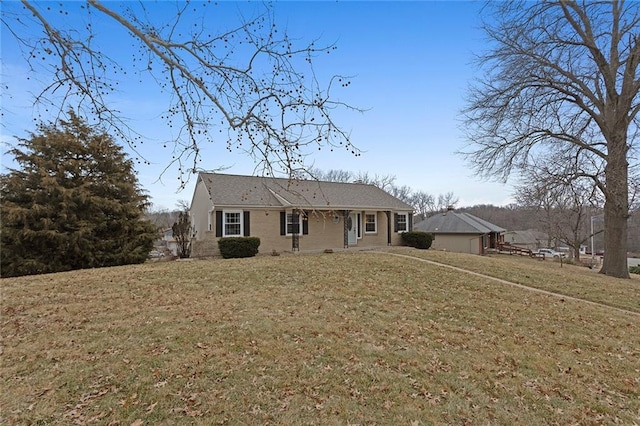 view of front of property featuring a front yard