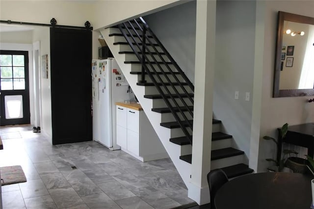 stairway featuring a barn door