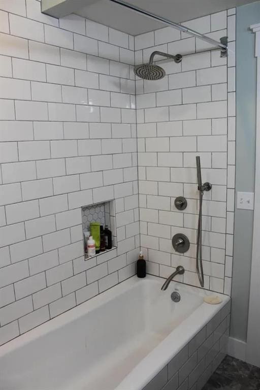 bathroom with tiled shower / bath combo