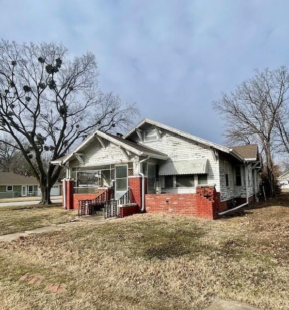 view of front of property with a front lawn