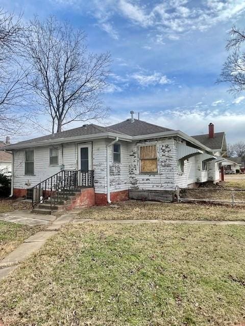 ranch-style home with a front lawn